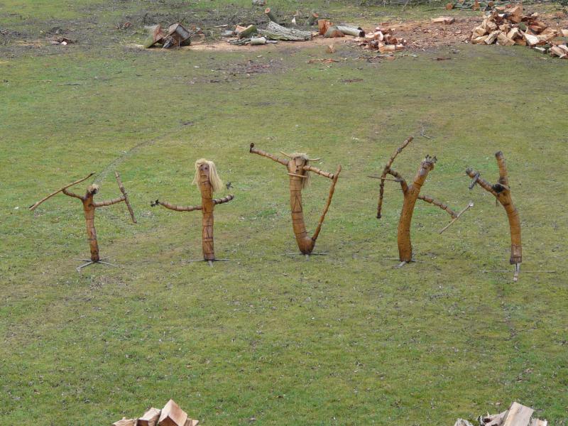 2.Jean-Marie-Heyligen-Série-des-Indiens-sculptures-sur-bois-entre-110-et-150-cm-de-haut-photo-Mario-Delbianco.jpg